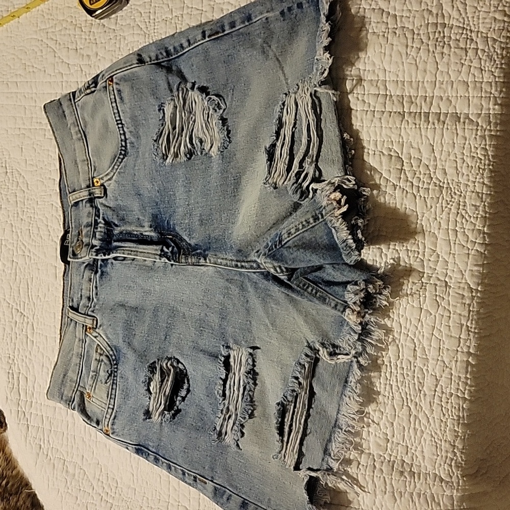 Distressed jean shorts size 3/26. BBJ. great nwot condition